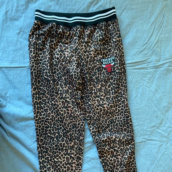 NEW - NBA Chicago Bulls leopard print jogging pants - Picture 2 of 3